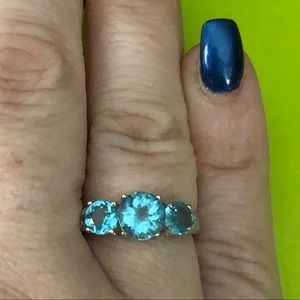 Gorgeous three stones of appetite in 10k wk gold